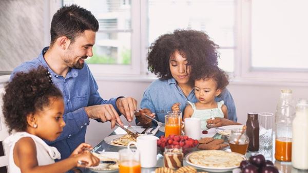 familia desayunando
