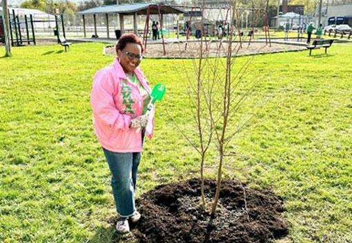 Clase de mujeres reales de 2023 Dawn Turnage plantando árboles.