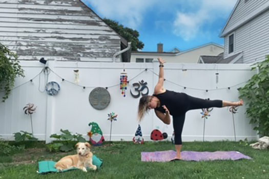 Real Women Class 2023 Dina Pinelli haciendo yoga afuera