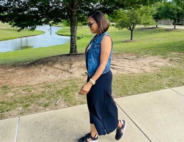 Mujeres reales Clase 2023 Shemellar Davis caminando por el parque