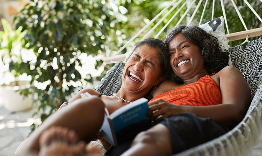mujer feliz descansando con su madre en una hamaca