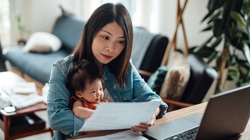 Madre con su hija pequeña trabajando desde casa